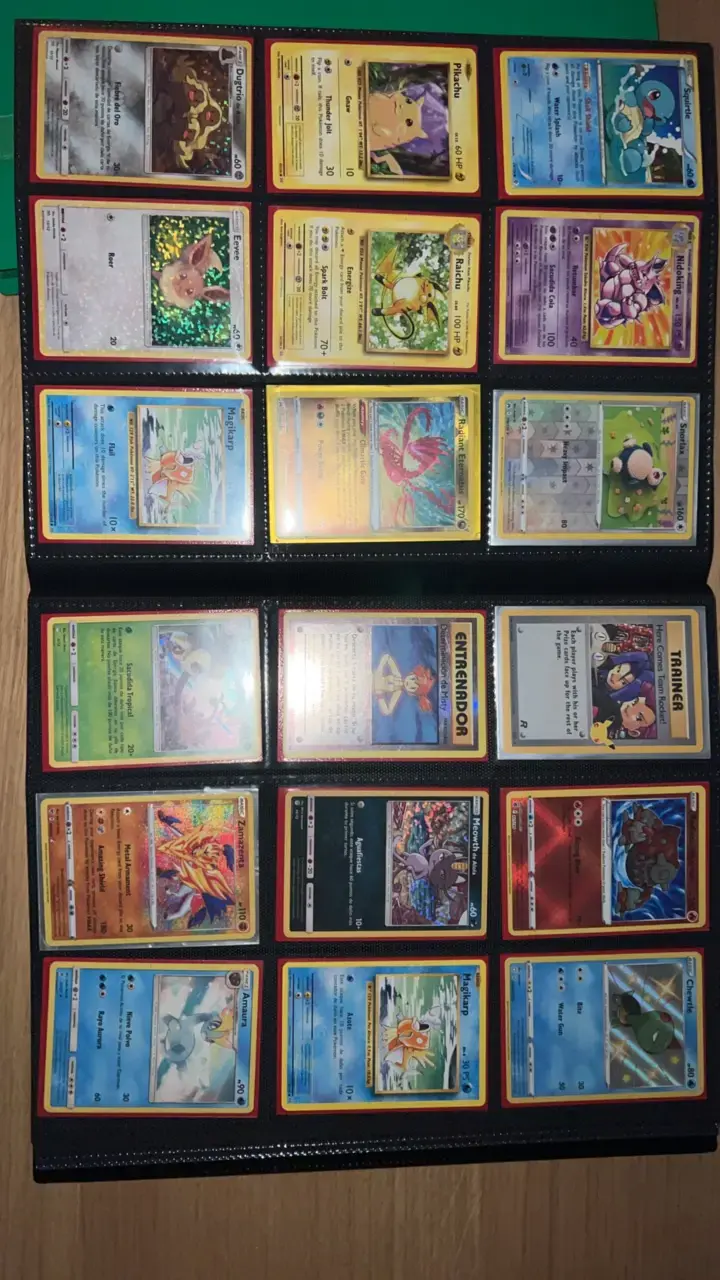 Colección de cartas Pokémon variadas en álbum - 3