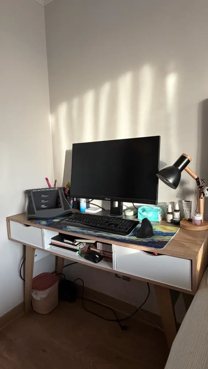 Escritorio de madera con cajones - 1