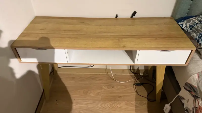 Escritorio de madera con cajones - 2