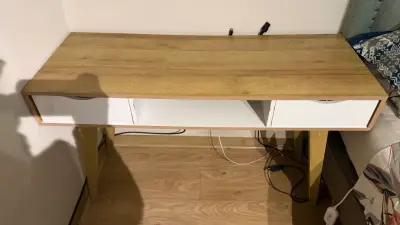 Escritorio de madera con cajones - miniatura 2