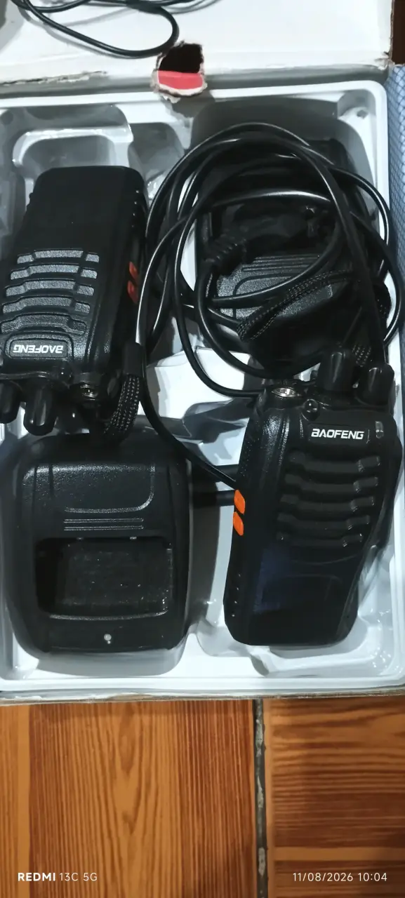Radios portátiles Baofeng con cargador y audifonos - 1