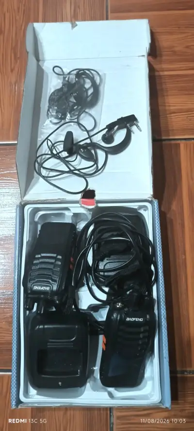Radios portátiles Baofeng con cargador y audifonos - miniatura 2