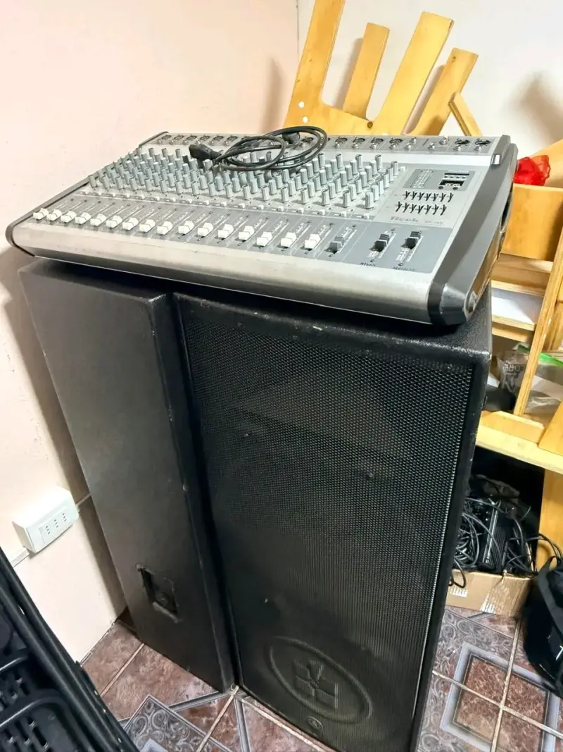 Mezclador de Audio Behringer BK-16U con Parlantes Topp Pro - 1