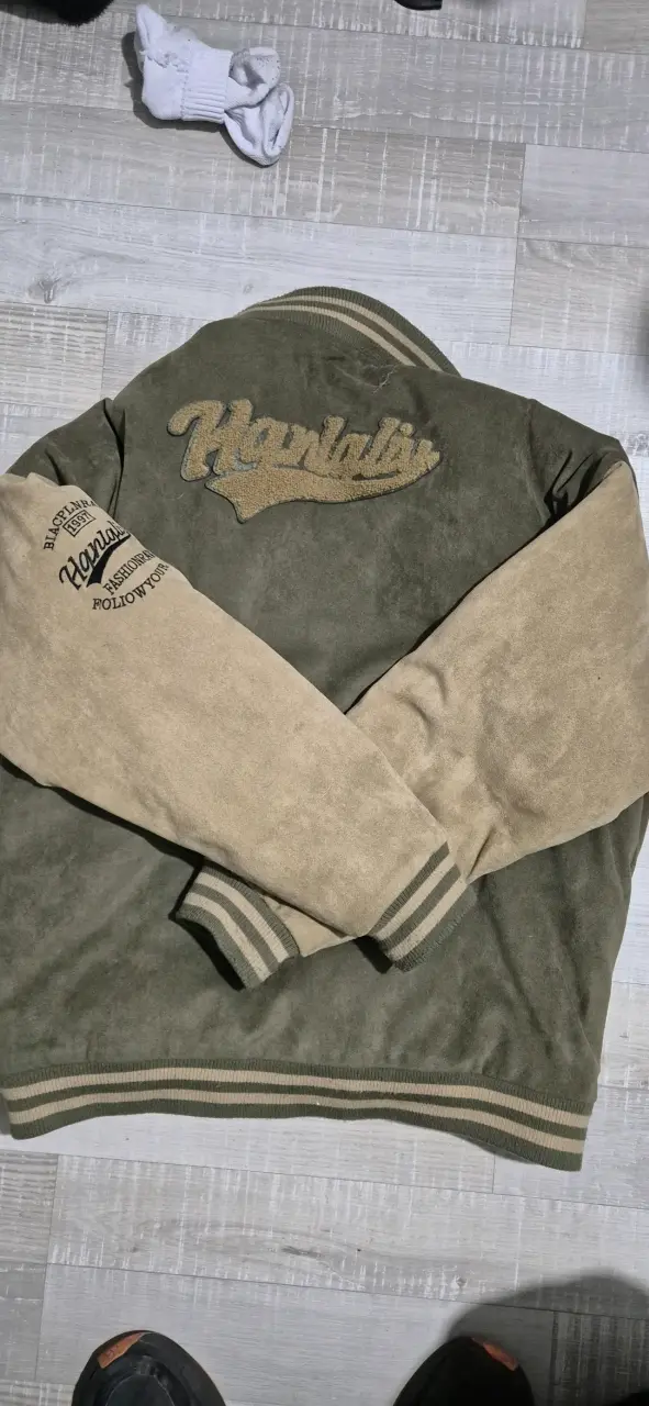 Chaqueta varsity verde y beige con logo - 2