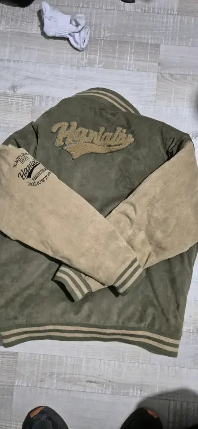Chaqueta varsity verde y beige con logo - miniatura 2