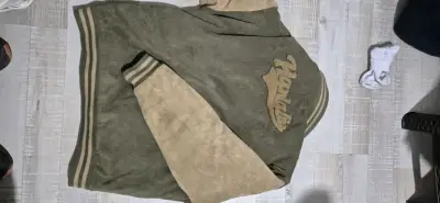 Chaqueta varsity verde y beige con logo - miniatura 3