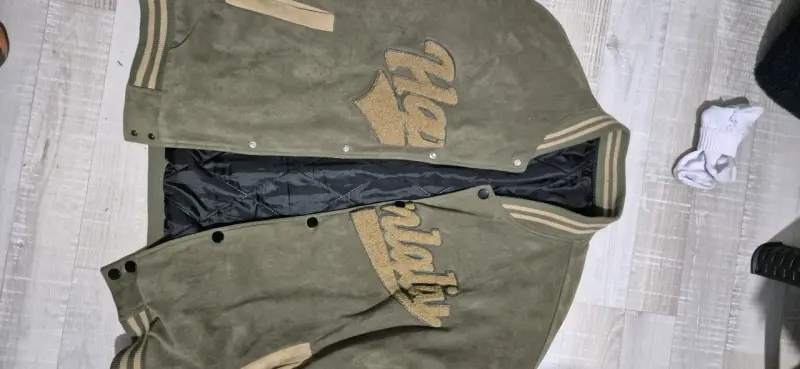 Chaqueta varsity verde y beige con logo - 6
