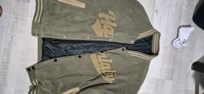 Chaqueta varsity verde y beige con logo - miniatura 6