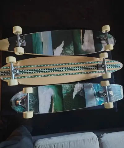 Longboard con diseño de olas y ruedas blancas - miniatura 1