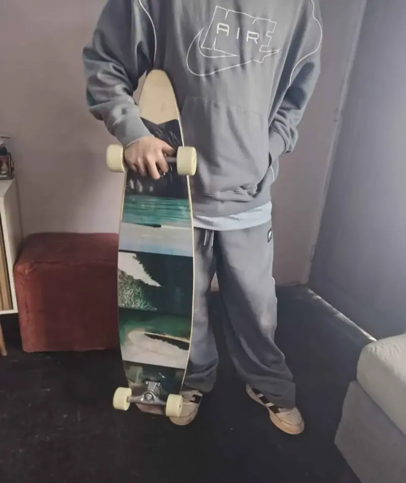 Longboard con diseño de olas y ruedas blancas - 2