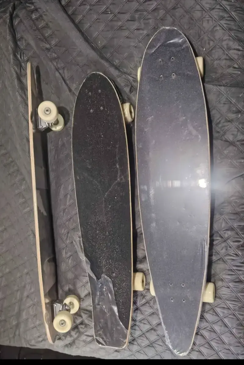 Longboard con diseño de olas y ruedas blancas - 3