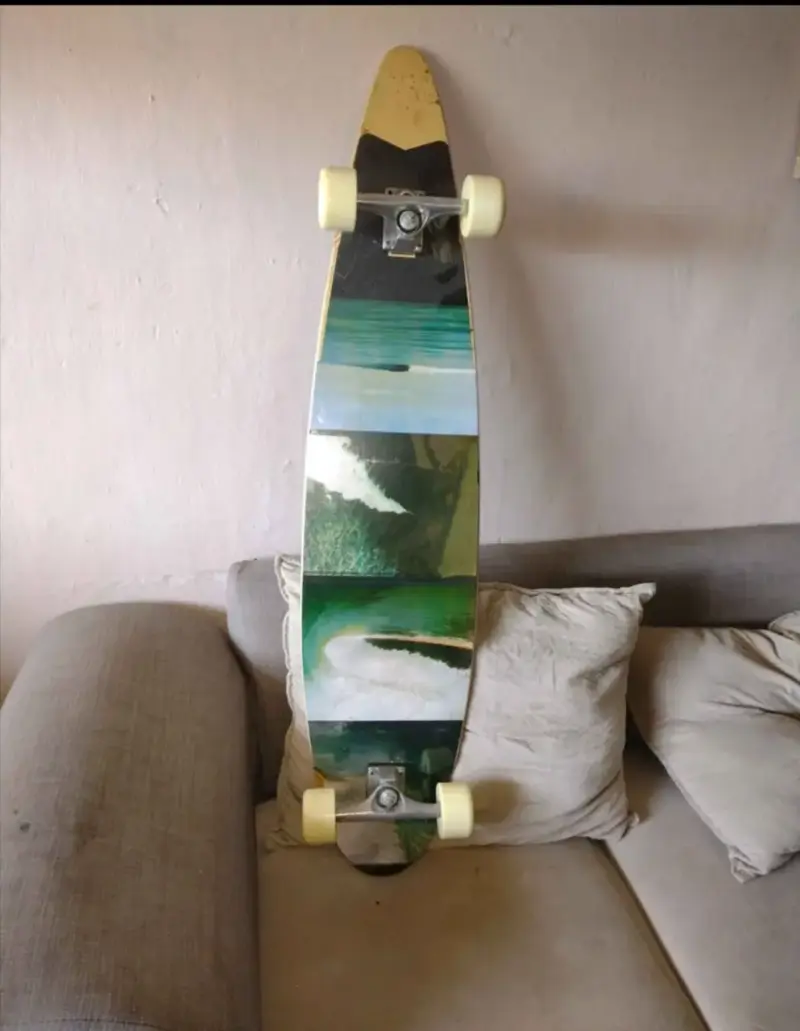 Longboard con diseño de olas y ruedas blancas - 4