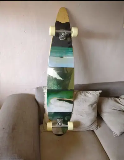 Longboard con diseño de olas y ruedas blancas - miniatura 4