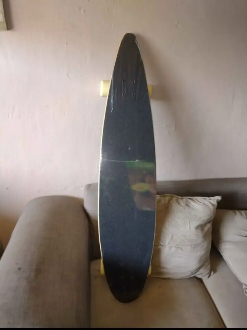 Longboard con diseño de olas y ruedas blancas - 5