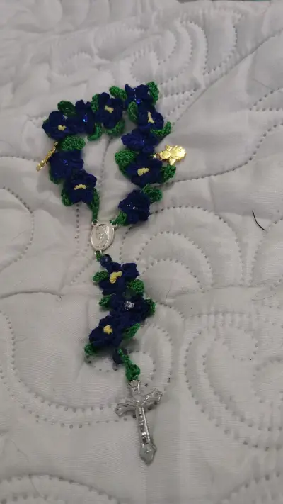 Rosario de crochet con flores azules - miniatura 1