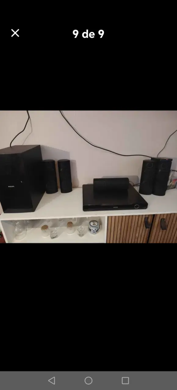 Sistema de sonido con subwoofer y parlantes. - 2