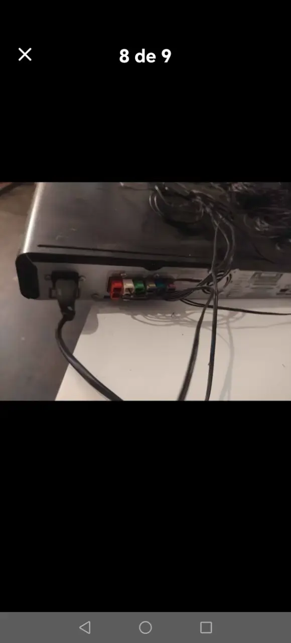 Sistema de sonido con subwoofer y parlantes. - 3