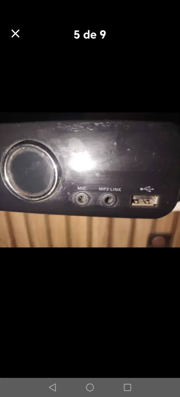 Sistema de sonido con subwoofer y parlantes. - 6