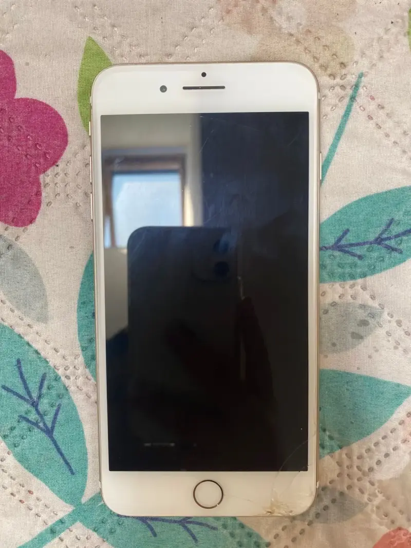 iPhone 7 Plus dorado con funda protectora - 1