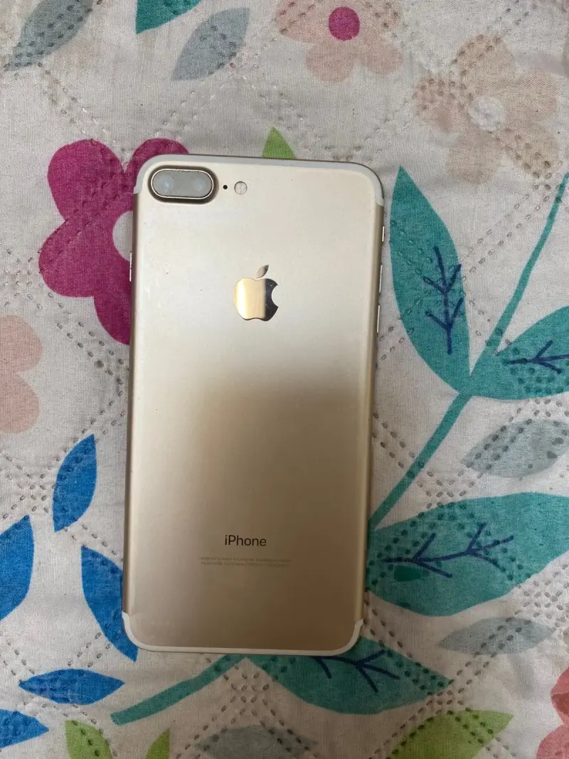 iPhone 7 Plus dorado con funda protectora - 2