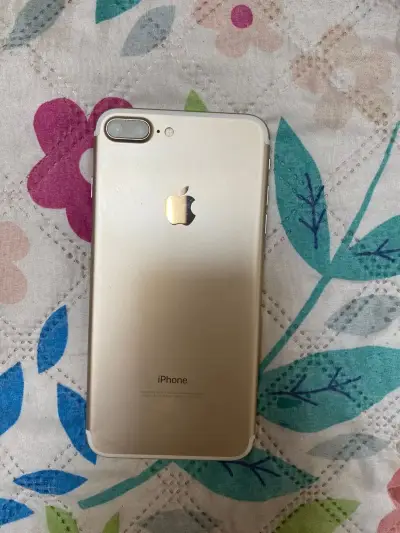 iPhone 7 Plus dorado con funda protectora - miniatura 2