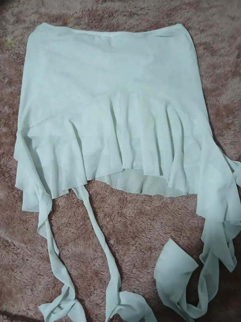 Falda corta blanca con diseño asimétrico - 2