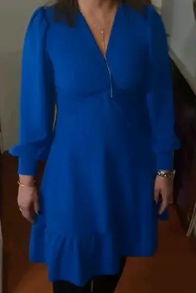 Vestido azul con mangas largas