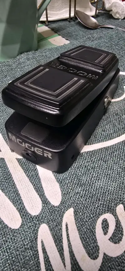 Pedal de Wah/Volumen Mooer negro. - miniatura 1
