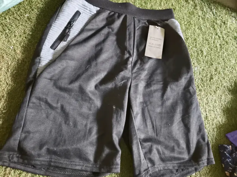 Shorts deportivos negros con bolsillo lateral