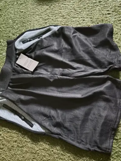 Shorts deportivos negros con bolsillo lateral - miniatura 4