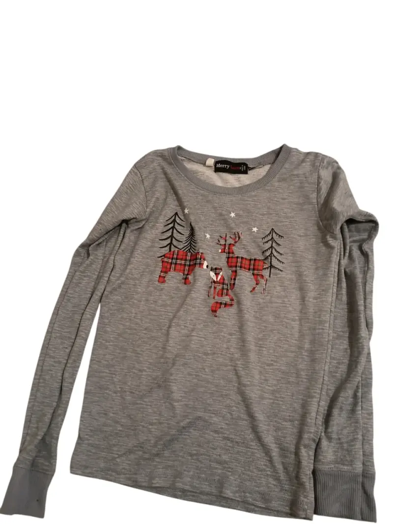 Polera manga larga gris con diseño navideño