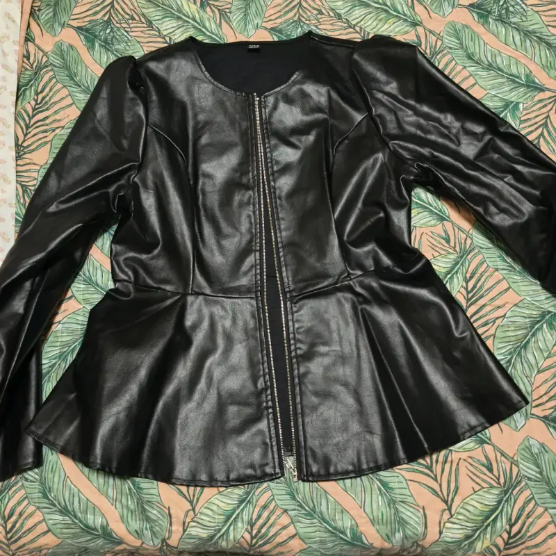 Chaqueta de cuero sintético negra con cierre - 1