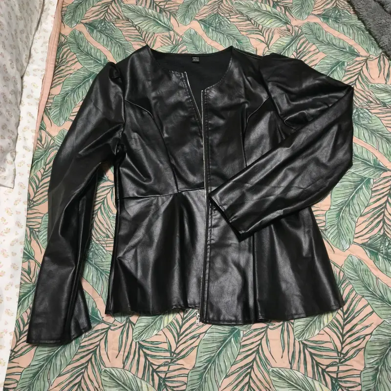 Chaqueta de cuero sintético negra con cierre - 2
