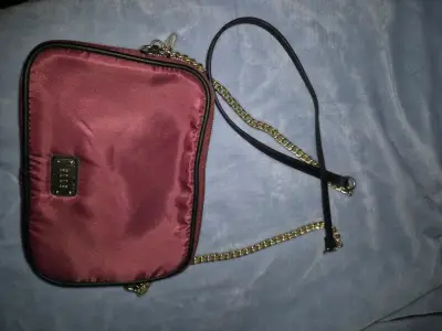 Cartera de mano elle burdeos con cadena dorada - miniatura 2