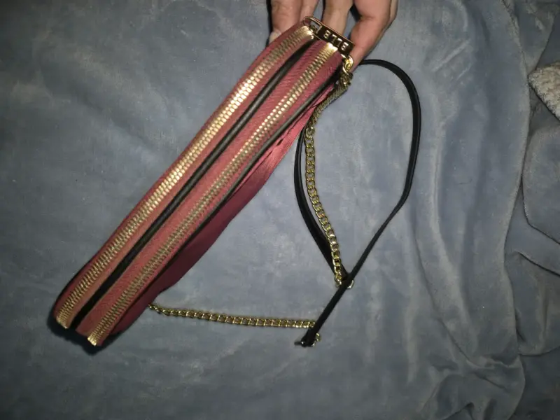 Cartera de mano elle burdeos con cadena dorada - 3