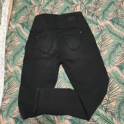 Jeans negros de tiro alto para mujer - miniatura 1