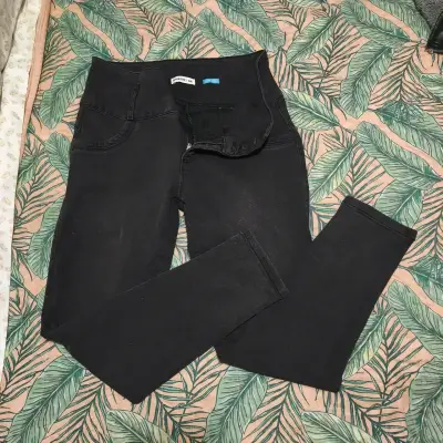 Jeans negros de tiro alto para mujer - miniatura 3