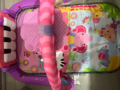 Gimnasio para bebés con piano y juguetes colgantes - miniatura 3