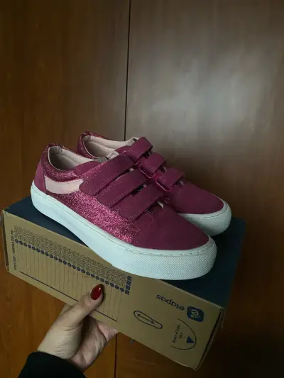 Zapatillas rosadas con velcro para niña - miniatura 1
