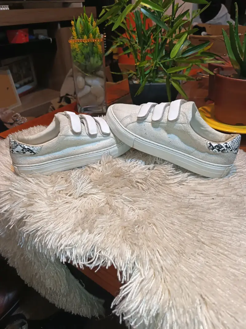 Zapatillas blancas con velcro y detalle de serpiente - 1