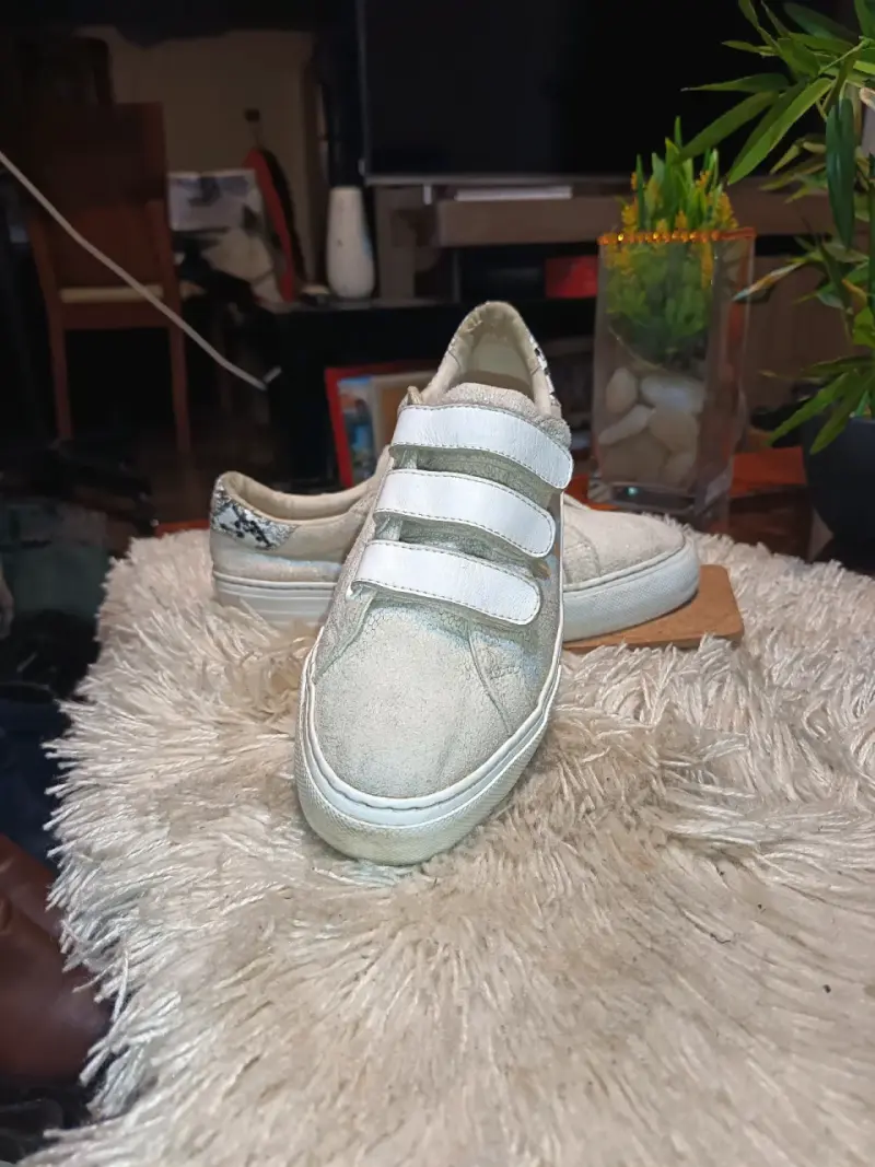 Zapatillas blancas con velcro y detalle de serpiente - 2