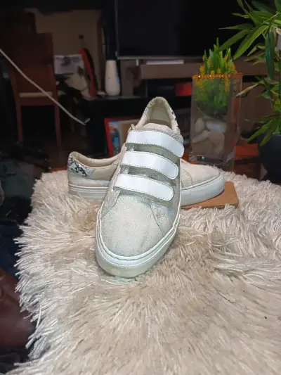 Zapatillas blancas con velcro y detalle de serpiente - miniatura 2
