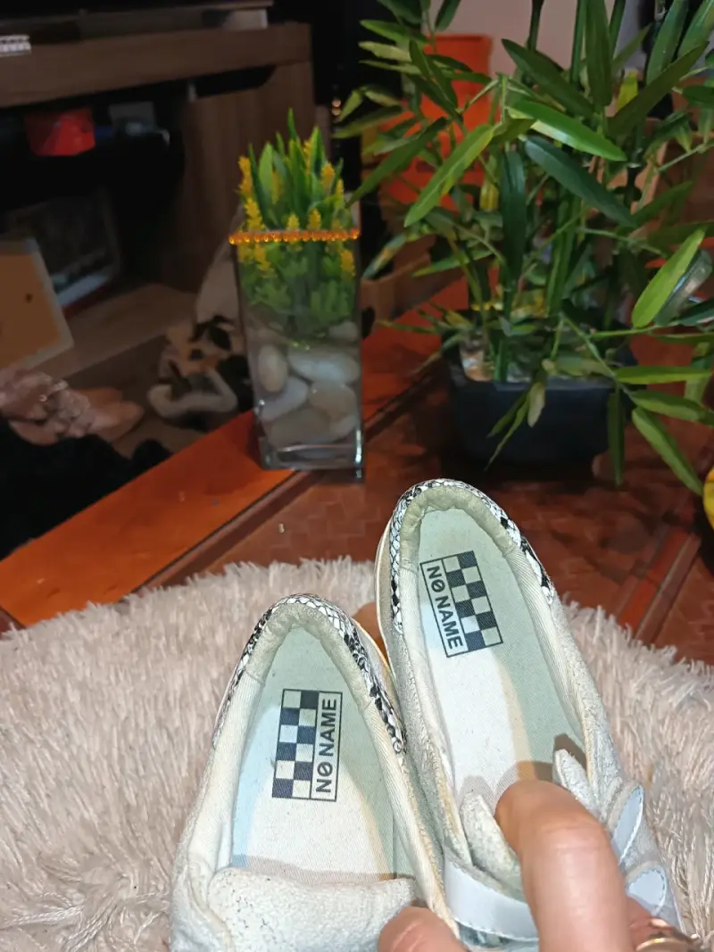 Zapatillas blancas con velcro y detalle de serpiente - 3