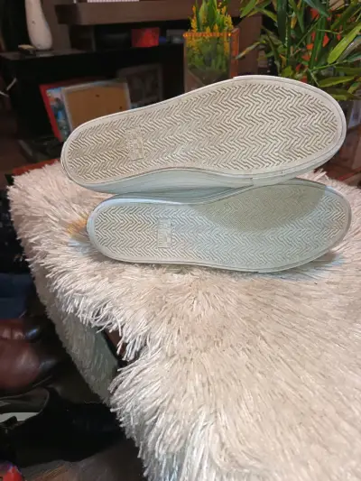 Zapatillas blancas con velcro y detalle de serpiente - miniatura 4