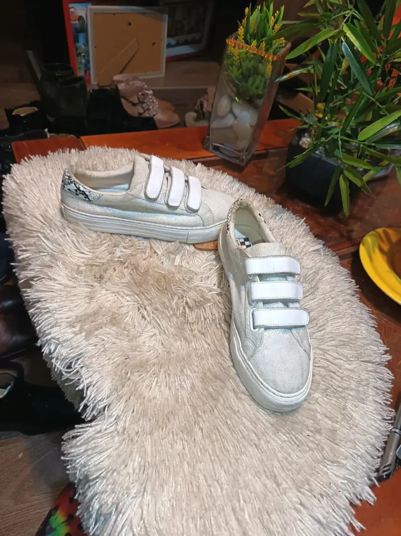 Zapatillas blancas con velcro y detalle de serpiente - 5