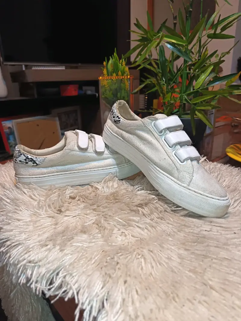 Zapatillas blancas con velcro y detalle de serpiente - 6