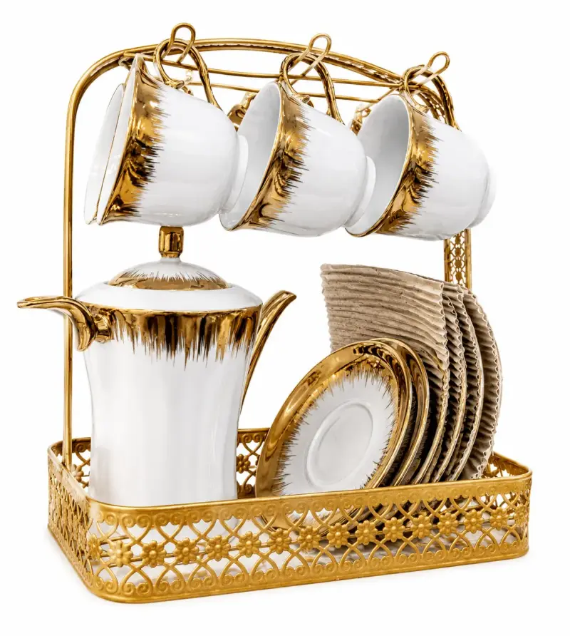 Juego de té de porcelana con detalles dorados