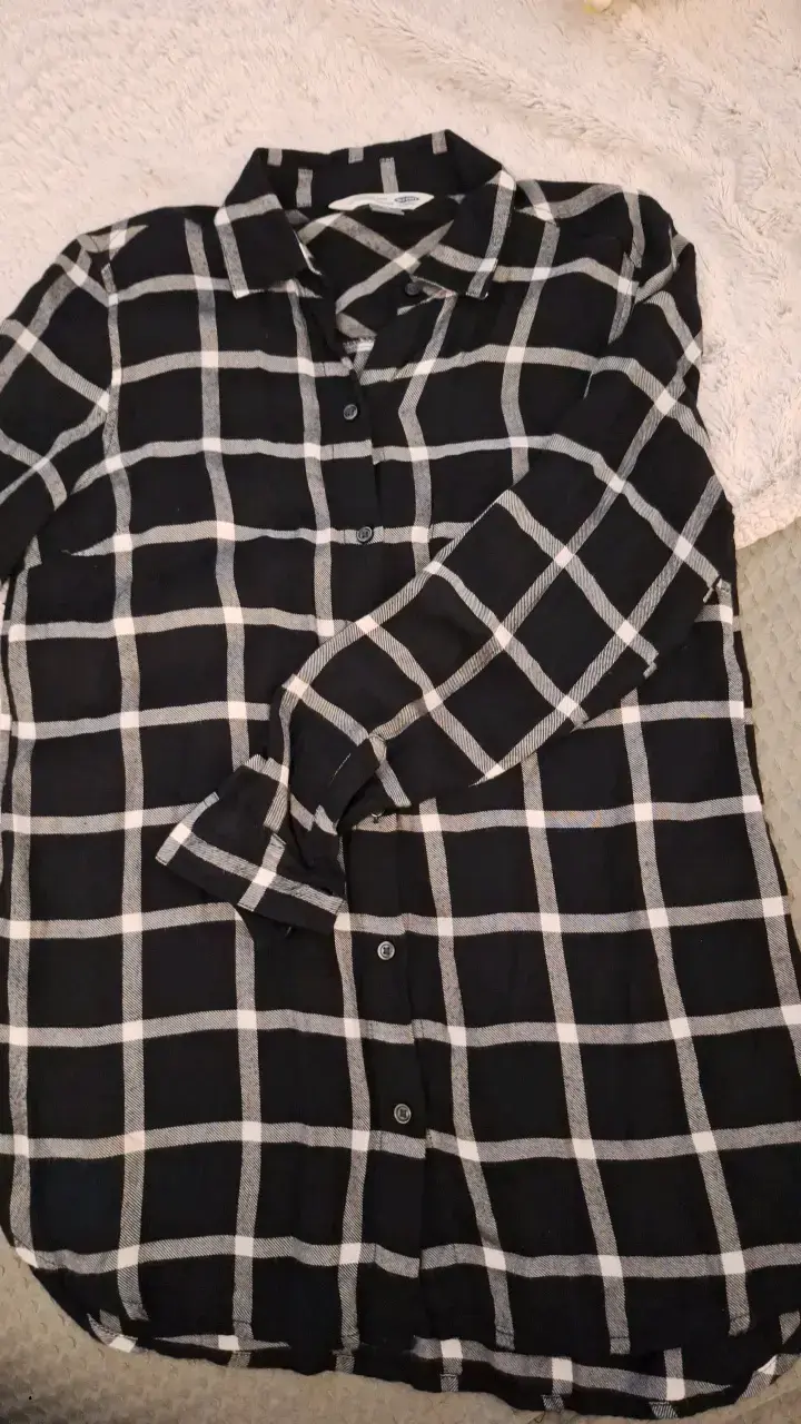 Camisa de cuadros negra y blanca para mujer