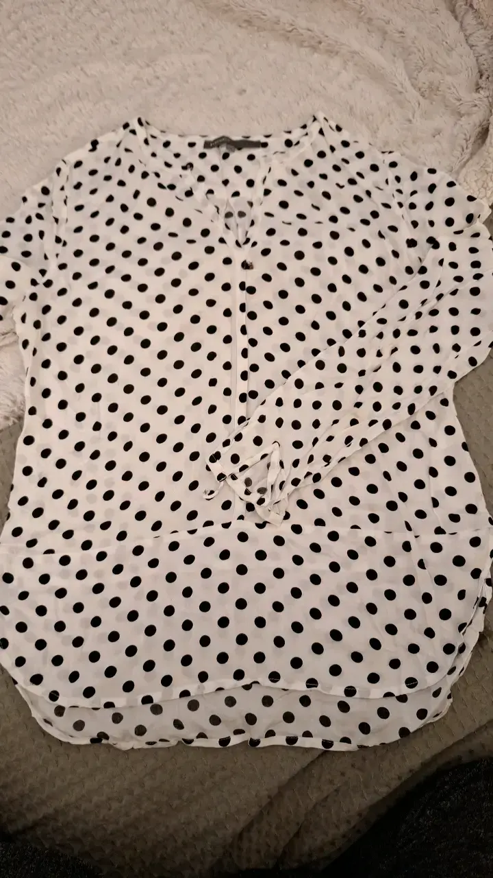 Blusa de lunares blancos y negros