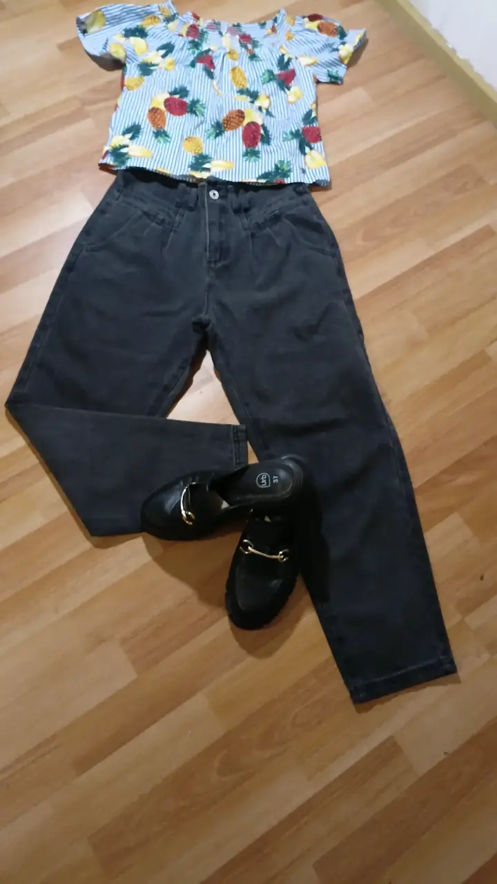 Conjunto de blusa estampada y pantalón negro